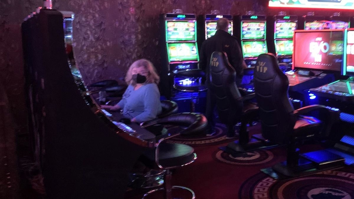 Policie v Dolním Dvořišti navštívila kasino po covidové zavíračce. Bylo plné Rakušanů